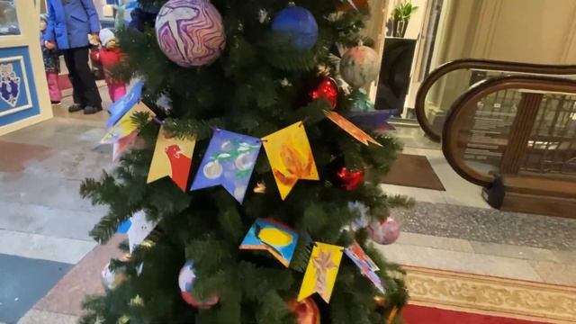 Парад новогодних ёлок в ГУМе смотреть онлайн