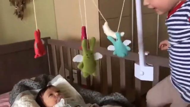 "Вставляю соску, а она выплевывает." смотреть онлайн
