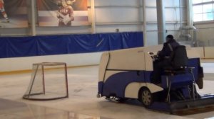 Как одному одновременно заливать лёд и двигать ворота?