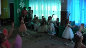 Танец для девочек с веерами на утреннике (старшая группа)