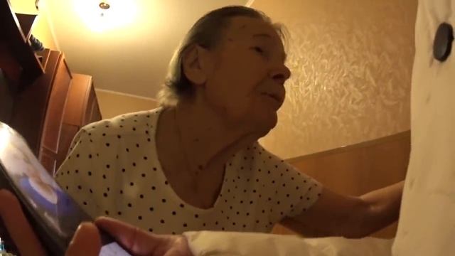 ОЧЕНЬ ЛОВКО ОБМАНЫВАЕТ ПОЖИЛЫХ СТАРИКОВ!!! смотреть онлайн