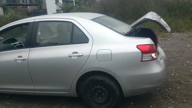 Видео-тест автомобиля Toyota Belta (KSP92-1000373), 2005, серебро смотреть онлайн