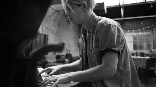 Tom Odell - Hold Me (Duett, Cover by Nadja Krueger) смотреть онлайн