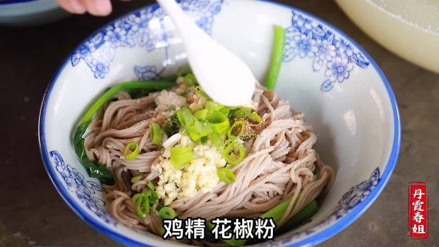 打完谷子，春姐回家简单做油泼速食面，香辣解馋，干完农活吃过瘾【丹霞春姐】 смотреть онлайн