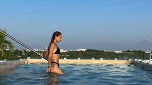 Красотка в бассейне
