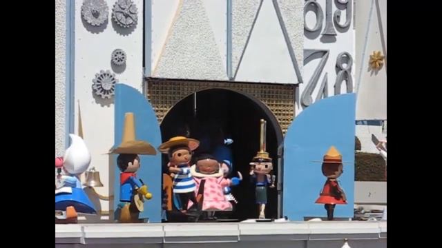 “it’s a small world” Clock Parade, but Each Doll has It's own Soundtrack (A Cacophony) смотреть онлайн