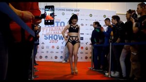 Горячая девушка танцует на Авто Тюнинг Шоу 2017