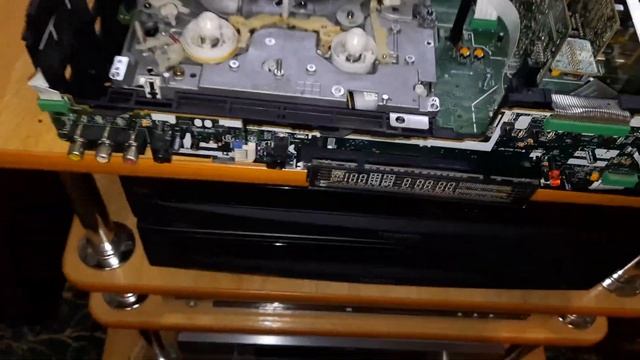 застряла кассета в видеомагнитофоне Panasonic 650 Разбираем чтобы аккуратно без последствий вытащит смотреть онлайн