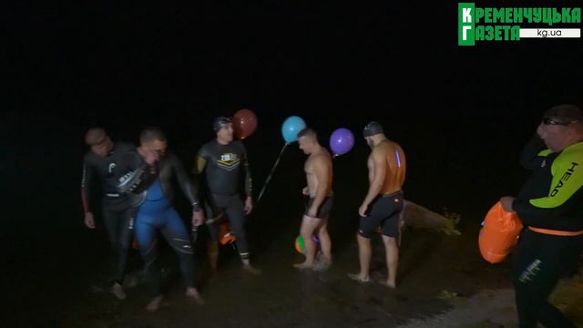 Первый в Кременчуге: 7 самых стойких смельчаков вышли на ночной заплыв по Днепру смотреть онлайн