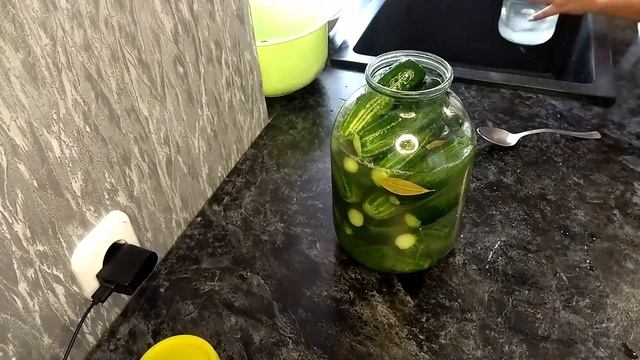 Солёные бочковые огурцы в банке на зиму смотреть онлайн