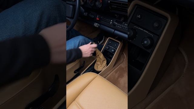 Sights and sounds of the legendary Porsche 911 Speedster #porsche #porsche911 #speedster #911 смотреть онлайн