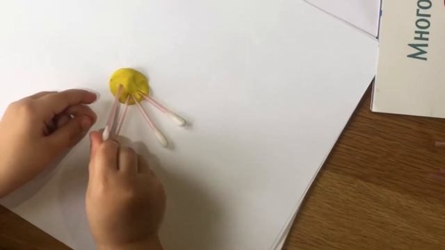 Кики лепит из пластилина.Делаем одуванчики своими руками смотреть онлайн