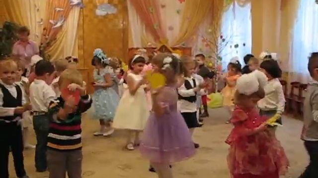 2010 Садик, утренник – Ева: «Вот такие листики кружатся-летят» смотреть онлайн