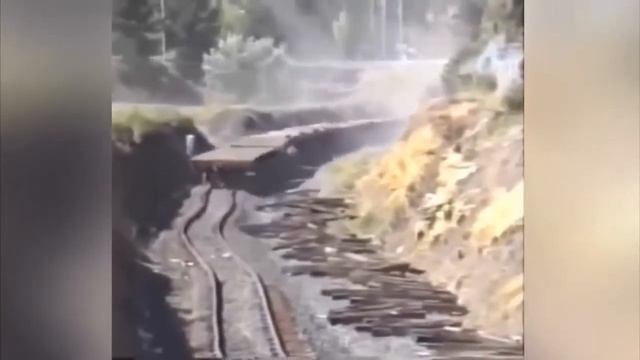 Экстремальная железная дорога, кривые рельсы. Бедные машинисты))