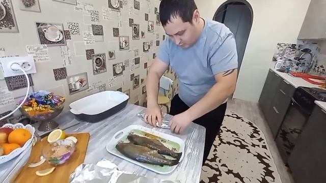 Бегите скорее за рыбой! Рецепт запечённой рыбы в духовке - просто,быстро и вкусно #запечёная_рыба. смотреть онлайн