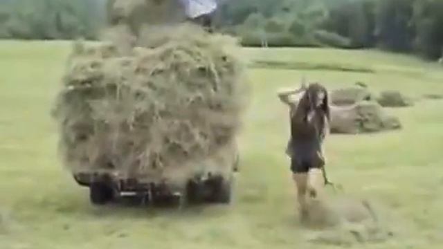 Вот как девушки работают в деревнях)By Олег (c) смотреть онлайн