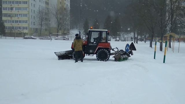Мини трактор со щеткой приехал чистить каток. Хватит ли мощности? смотреть онлайн