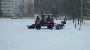 Мини  трактор со щеткой  приехал чистить каток. Хватит ли мощности?