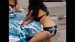 Красивые девушки моют авто и танцуют