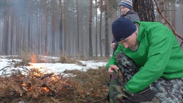 Выживание поход в лес! КОСТЁР купаты с картошкой ВСТРЕТИЛИ БОЛОТОСОНКУ! смотреть онлайн