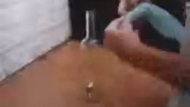 как вытянуть пробку из бутылки целофановым покетом