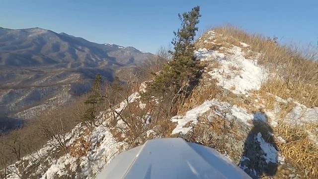 Зацепили лыжи за кроссовый мотоцикл.Спуск на лыжах с горы. смотреть онлайн