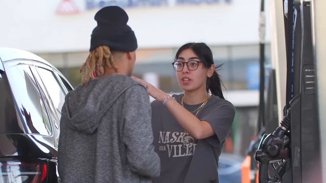 Homeless Asks for GAS Money, Then Pays Strangers Entire GAS Tank! смотреть онлайн