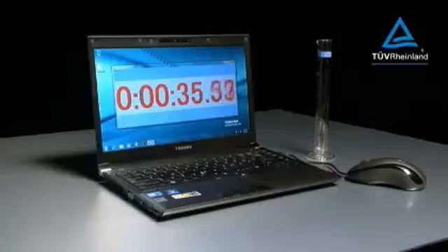 Toshiba - test odolnosti notebooku na polití vodou смотреть онлайн