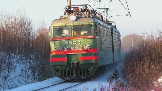 "В лучах зимнего заката". ВЛ11М-005/006 с грузовым поездом смотреть онлайн