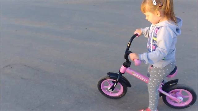 Настя учится кататься на беговеле смотреть онлайн