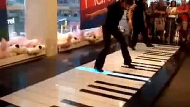 Bach's Toccata and﻿ Fugue in D Minor - Duo on a Giant Piano смотреть онлайн