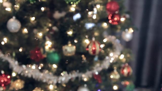 НАРЯЖАЕМ ЁЛКУ С МАМОЙ! DECORATING CHRISTMAS TREE смотреть онлайн