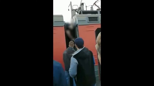 Стало известно состояние парня, которого ударило током в 27 тысяч вольт на электричке в Хабаровске смотреть онлайн