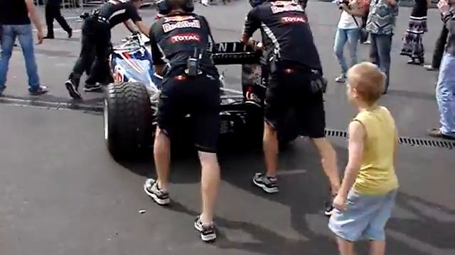Moscow Raceway. Red Bull Racing вывозят на трассу. смотреть онлайн