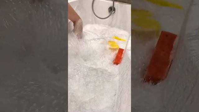 ASMR. Soap bubble bath/Ванна с мыльной массой. Взбивание пены/Whipping foam. Squeezing sponges. смотреть онлайн