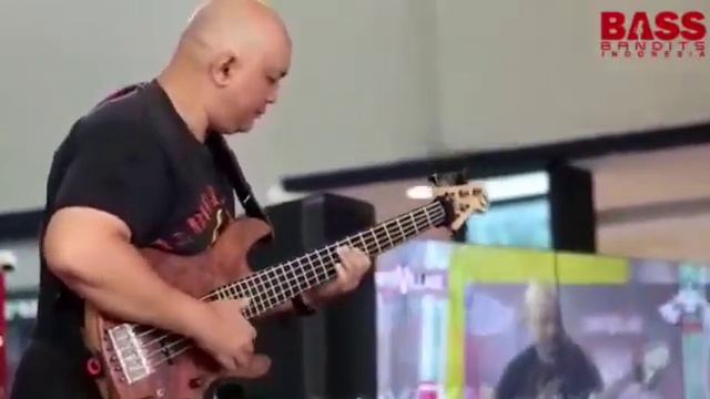 Slap Bass with sanctum bass on bassilaturahmi bassbandits смотреть онлайн
