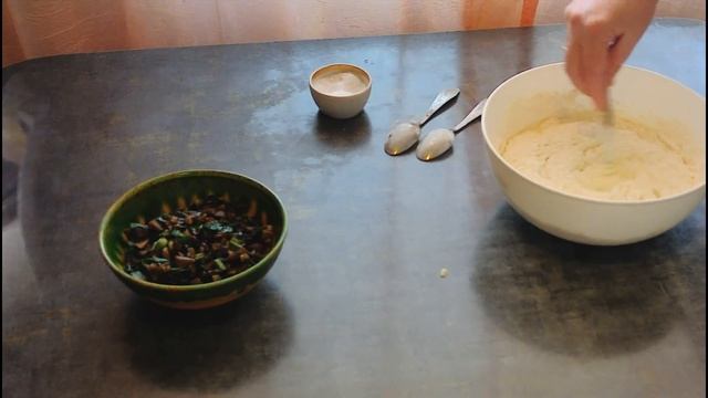 ПЫШНЫЕ ОЛАДУШКИ С ГРИБНОЙ НАЧИНКОЙ .