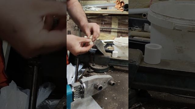 Показываю как паять трубу с водой / Полипропилен / Течёт вода из трубы / Сварка трубы с водой смотреть онлайн