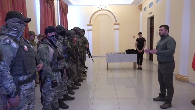 ВРИО ДНР Денис Пушилин вручил награды за освобождение Артемовска: "Впервые сегодня вручил государст смотреть онлайн