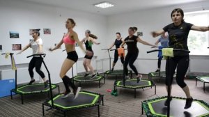 Jumping fitness. Джампінг. Джампинг. Скай джампинг. Фитнес на батуте