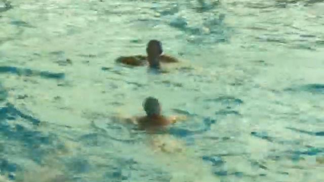 Мяч, вода и брызги смотреть онлайн