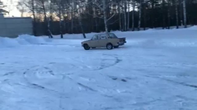Немного раздали боком на ВАЗ 2106 смотреть онлайн