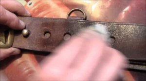 Пробуем чистить заплесневелый советский кожаный ремень камфорным маслом. Испортим или нет?