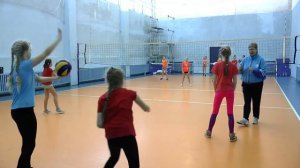 Детский волейбол. Девочки.  Упражнение для тренировки подачи