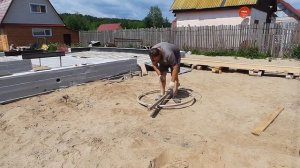 Как безопасно одному размотать бухту стеклопластиковой арматуры.