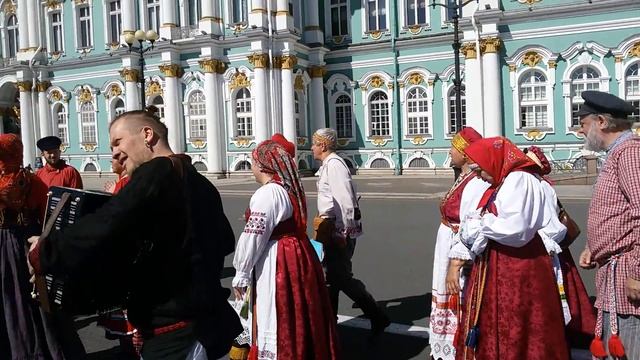 Проходка с частушками по Дворцовой площади, ансамбль"Родники" смотреть онлайн