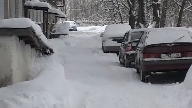 Нерадивые кузнечане мешают уборке снега в дворах. Март 2012 год. смотреть онлайн