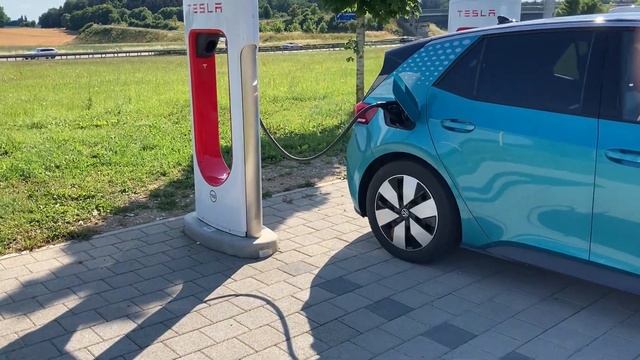 Mein VW ID.3 lädt am Tesla SuperChager in Ulm | ENDLICH! смотреть онлайн