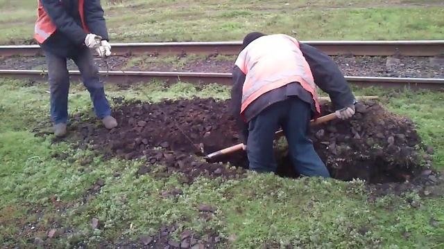 Уникальная копка траншеи в Укрзализныце смотреть онлайн