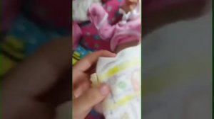 как менять подгузник грудном ребёнку (меняю подгузник Анне)
